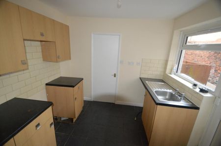 2 bedroom ground floor flat to rent - Photo 4