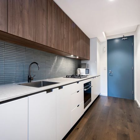 Chic & Spacious Apartment in Boutique Marrickville Complex! - Photo 3