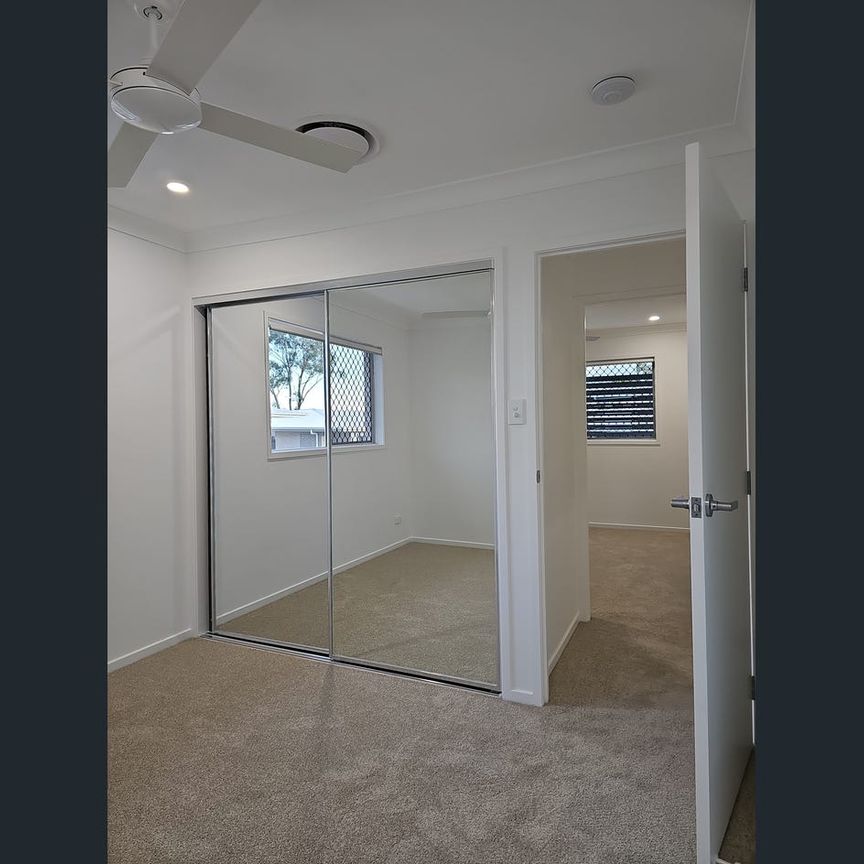 PERFECTLY LOCATED - SPACIOUS 4 BED TOWNHOUSE WITH DUCTED AIRCON - Photo 1