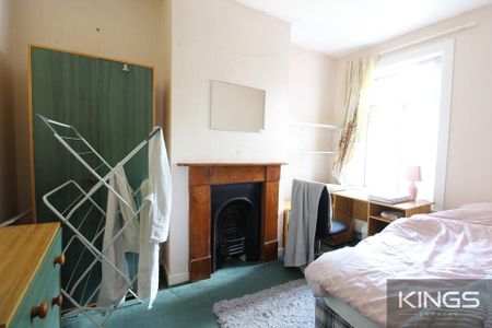 4 bedroom semi-detached house to rent - Photo 2