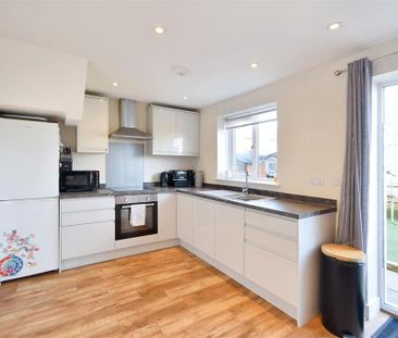 3 bedroom end of terrace house to rent - Photo 2
