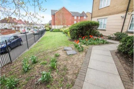 Price £1,800 pcm - Available Now - Part Furnished - Photo 2