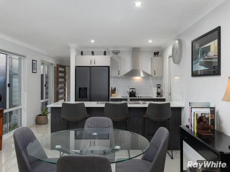 “Immaculate family home with a modern blend + Solar!” - Photo 4