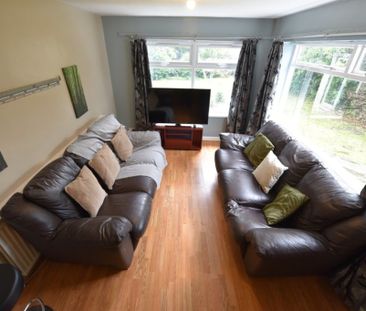 6 bedroom House in Moor Park Drive, Leeds - Photo 3