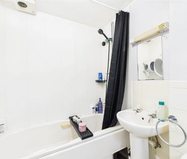 1 bedroom in Missenden Gardens, Slough - Photo 4