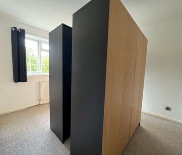 Sandy Lane, Farnborough, GU14 - Photo 2