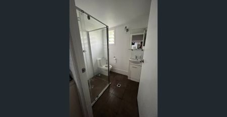 Furnished Bedroom with AIRCON in the heart of Indooroopilly - Photo 4