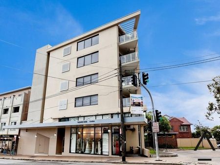 Trendy Unit With Balcony, Car Space, Air Con & Internal Laundry - Photo 3