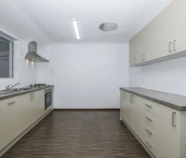 “Perfect Family Home” - Photo 4