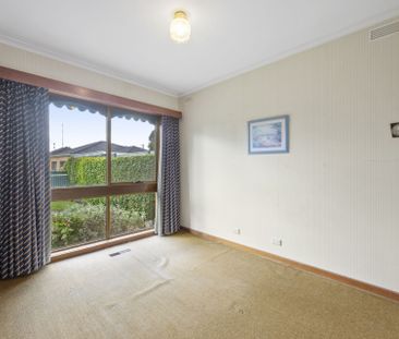 48 Browns Parade, Wendouree - Photo 4