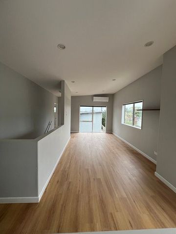 Modern design 4 bedroom house with outdoor decking - Photo 2