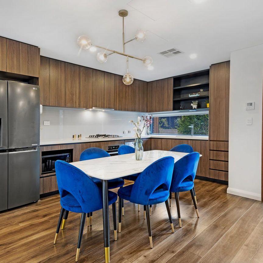 Luxury & Elegant 3 Bed plus study Townhouse with double Courtyards and Balcony. - Photo 1