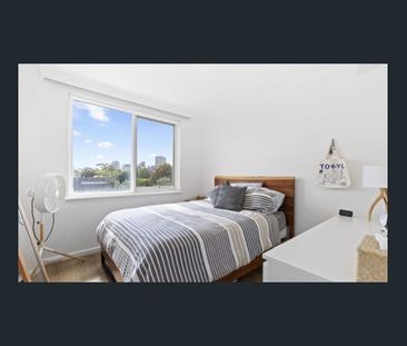 Lovely, Light-Filled One Bedroom Apartment - Photo 2