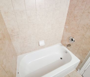 For Lease - 2423 Montagne Avenue, Oakville, Ontario - Photo 3