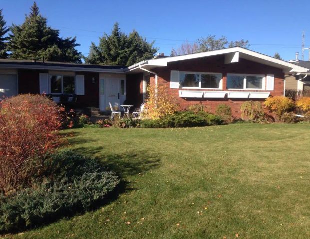Executive 3 bed/3bath bungalow for 6 month rental — 3 Bedrooms+ Den House - Photo 1