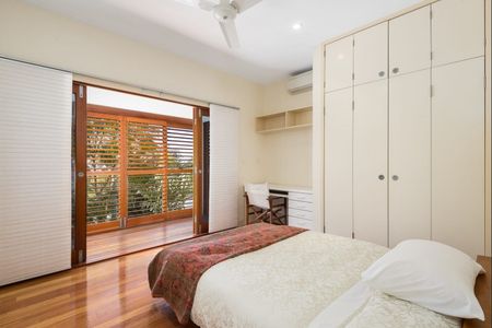 Walking to Indooroopilly state school and shopping centre, 5 bedroom with office - Photo 2
