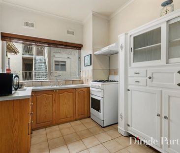 Stylish Inner-City Living With Top Floor Views! - Photo 5