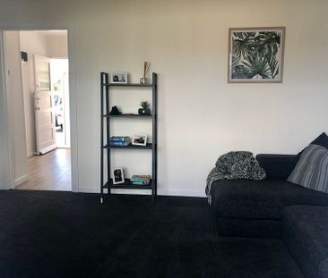 Cozy 1-Bedroom Duplex in Ellerslie – Furnished - Photo 2