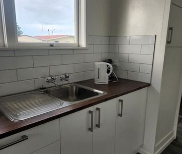 Tidy 3 bedroom family friendly house - Photo 6