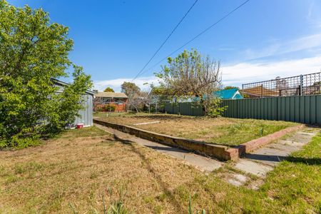 126 Goyder Street, Narrabundah ACT 2604 - House For Rent - $1,000 | Domain - Photo 4