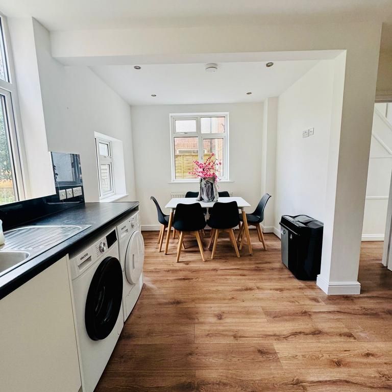 1 bedroom in a house share to rent - Photo 1