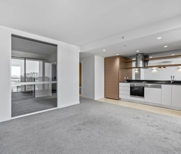 Stylish Apartment Living in the Prestigious Green Square Complex - Photo 3