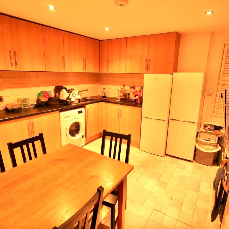 7 Bed - 16 Chestnut Avenue, Hyde Park, Leeds - LS6 1BA - Student - Photo 1