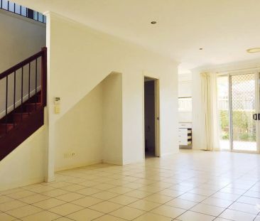 “Fully Air-coned 4 Bedroom Townhouse, Ideal for Families or Profess... - Photo 1