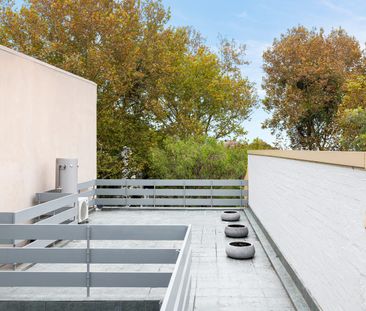 A Lovingly Revived Mid-Century Masterpiece - Photo 6