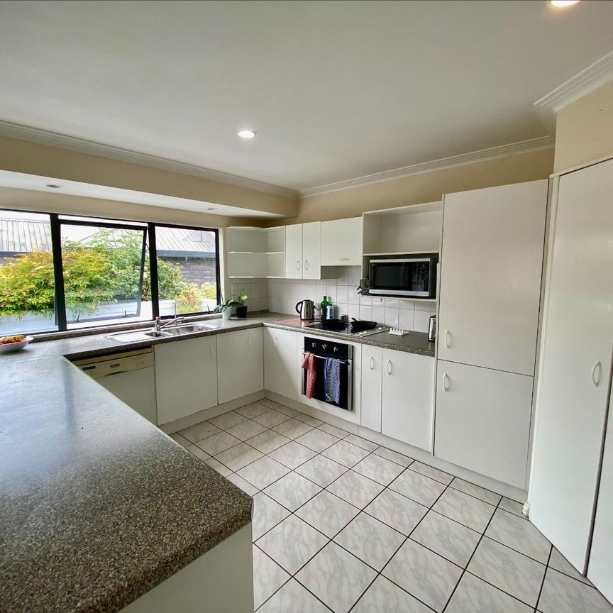 This three bedroom family home is located in the sought after Harrowfield neighbourhood. - Photo 1