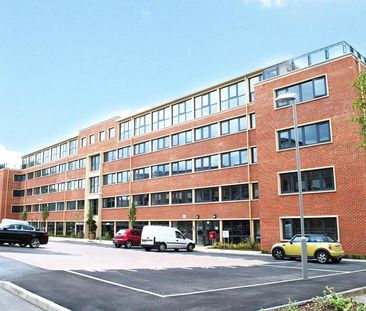 2 bedroom Flat in Kestrel Road, Farnborough - Photo 3