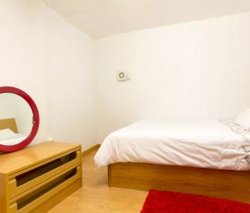 Room in a shared 11-bedroom apartment for rent in Universidad, bills included. - Foto 5