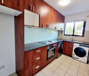 BRIGHT APARTMENT IN ULTRA CONVENIENT LOCATION - Photo 4