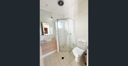 Furnished Park/ Lake view House in Hope Island - Photo 3