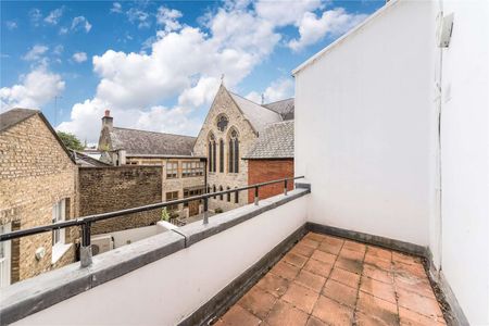 A spacious two bedroom property situated on the first floor of a white stucco fronted period building in South Kensington. - Photo 3