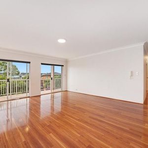 OVERSIZED THREE BEDROOM WITH PARKING! - Photo 2