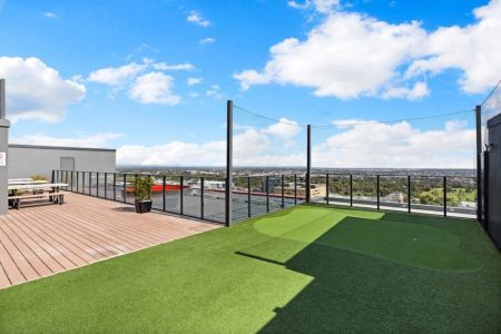 Urban Elegance & Convenience: One Bedroom Apartment in Heart of the City - Photo 4