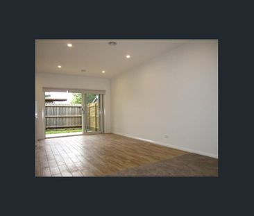 THREE BEDROOM TOWNHOUSE - Photo 1