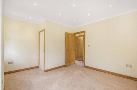 4 bedroom link detached house to rent - Photo 4