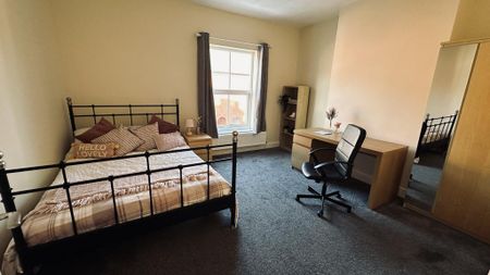 1 bedroom in a house share to rent - Photo 2