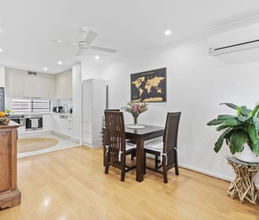 Elegant Waterfront Townhouse in the Heart of Emerald Lakes - Photo 4