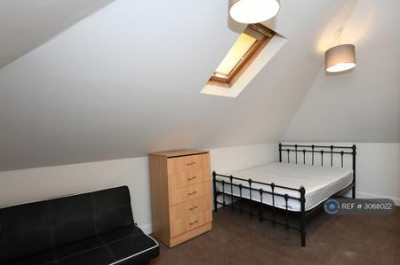 3 bedroom flat to rent - Photo 3