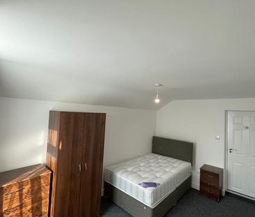 1 Bed Flat, Pitcroft Avenue, RG6 - Photo 6