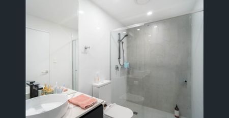 Absolute waterfront Unfurnished 2 Bedrooms apartment living!! - Photo 5