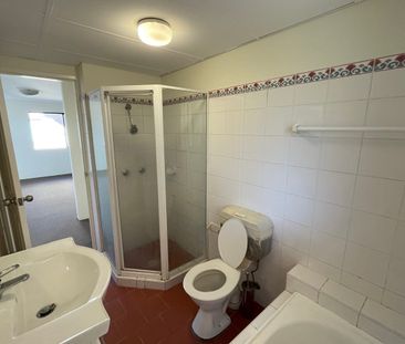 TWO BEDROOM APARTMENT MINUTES WALK TO THE STATION AND SHOPPING CENTRE! - Photo 1