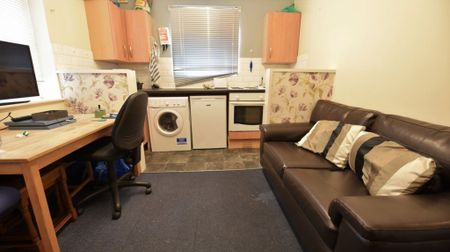 1 bedroom Flat in Cardigan Road, Leeds - Photo 2