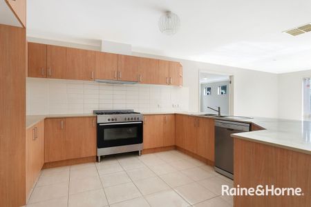 4 Bedroom House in Cranbourne East! - Photo 5