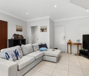 Conveniently located 2-story townhouse. - Photo 2