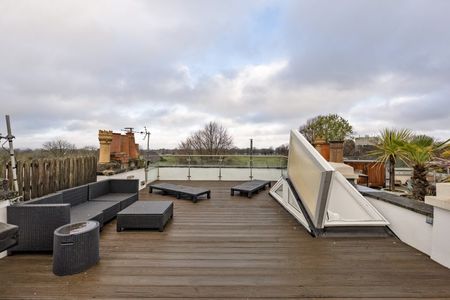 4 Bed House - Photo 5