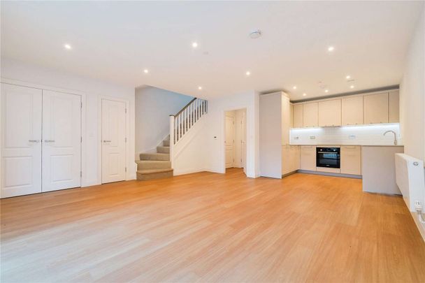 A recently built three bedroom maisonette to rent at Huntley Wharf by Berkeley Homes, in Reading's town centre and benefiting from an allocated parking space with EV Charging. - Photo 1